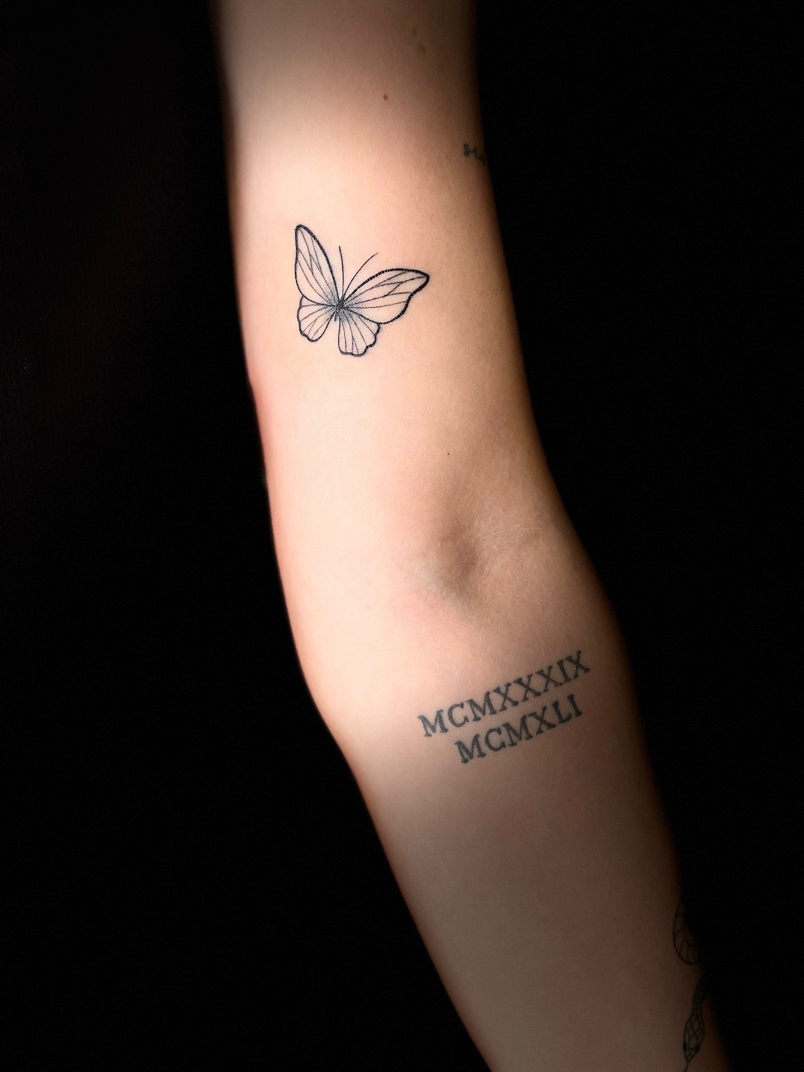 fineline tattoo vlinder